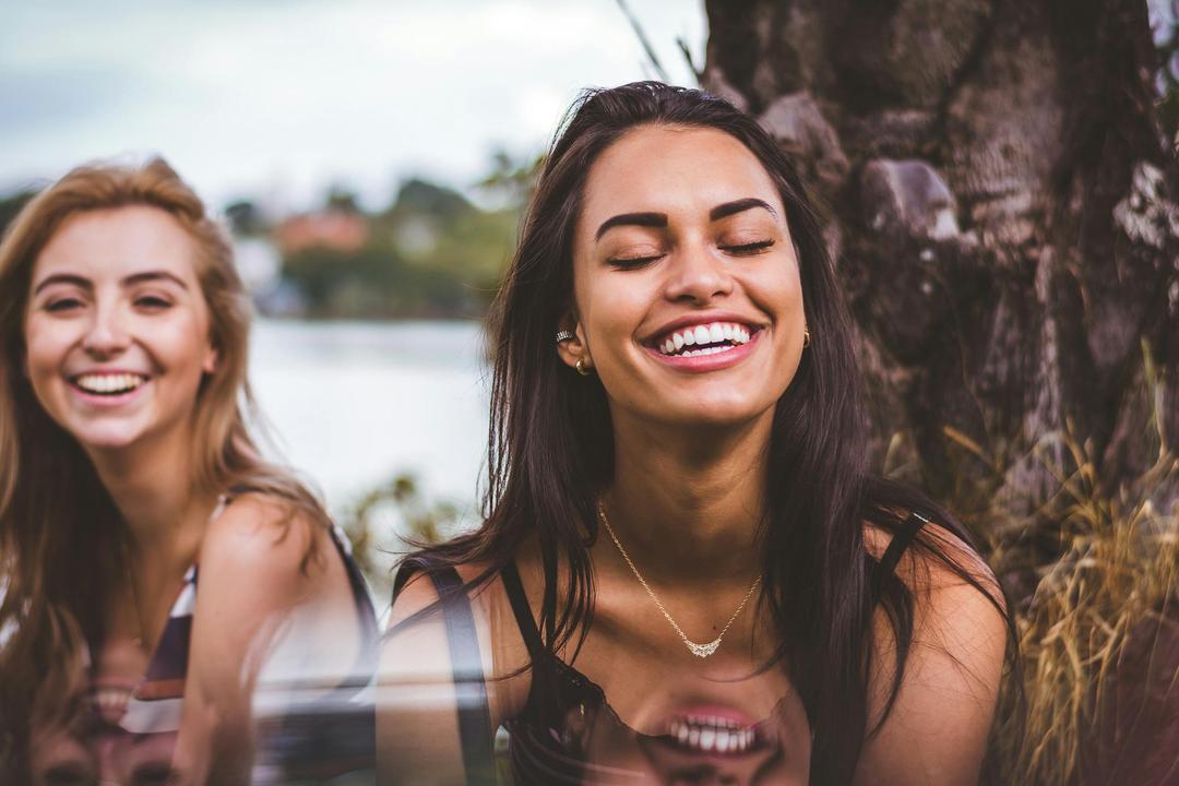 Mujer sonriendo hacia la cámara